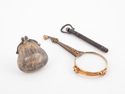3 Oggetti: - Portamonete Gucci in Argento 925/000 Vermeille - Piccolo Termometro con Custodia in ...