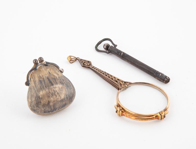 3 Oggetti: - Portamonete Gucci in Argento 925/000 Vermeille - Piccolo Termometro con Custodia in ...
