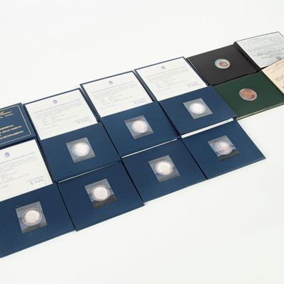 Lotto 10 Confezioni: 8 da 500 Lire del 1975 Michelangelo Buonarroti Repubblica Italiana; 1 da 500...