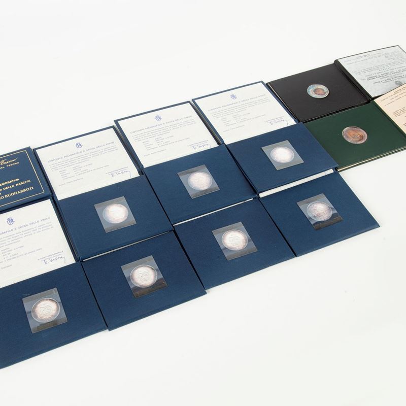 Lotto 10 Confezioni: 8 da 500 Lire del 1975 Michelangelo Buonarroti Repubblica Italiana; 1 da 500...