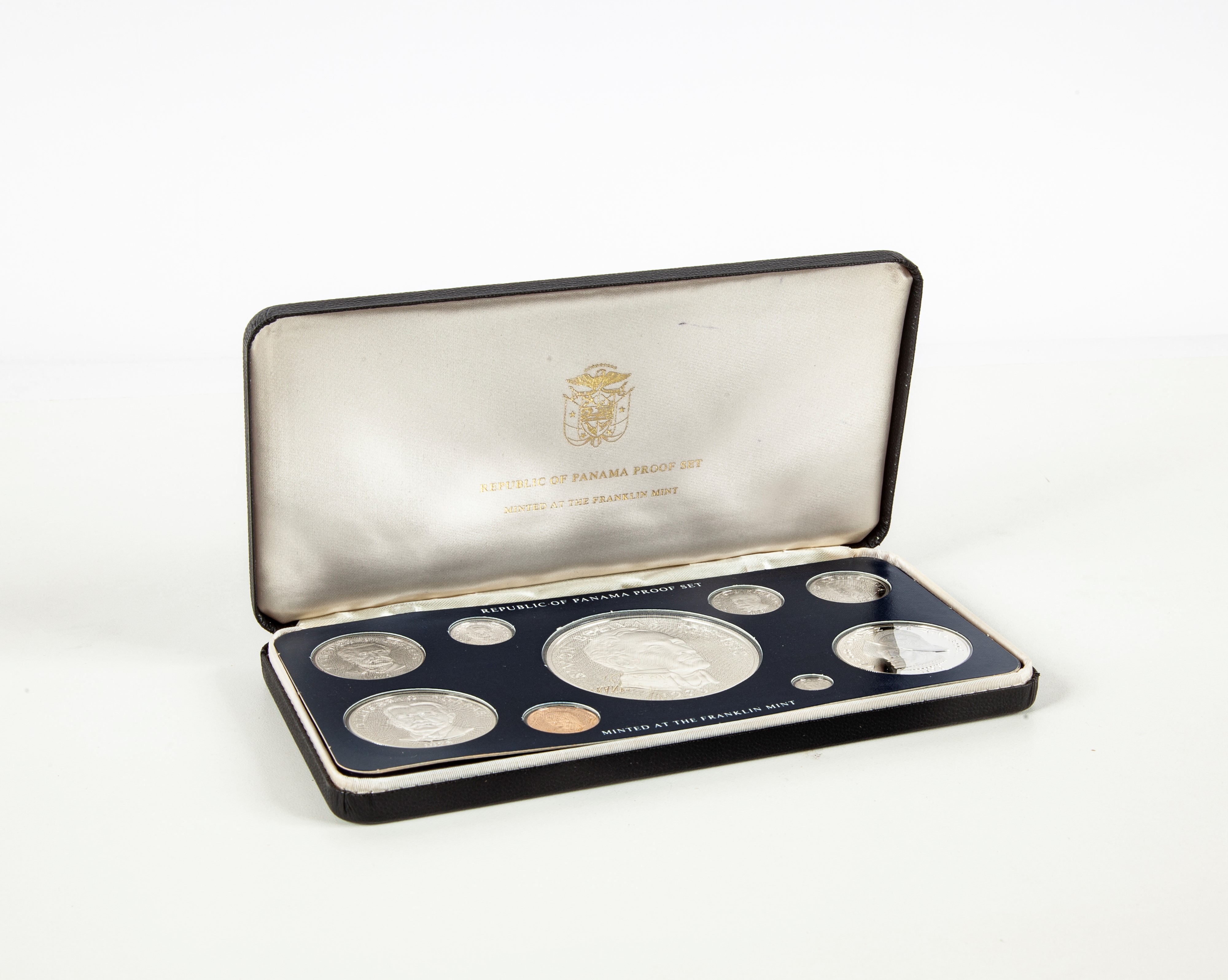 Serie Divisionale Completa di 9 Monete Proof: 20, 5, 1 Balboas, 50, 20, 10, 5, 2,5 e 1 Cts 1975 R...