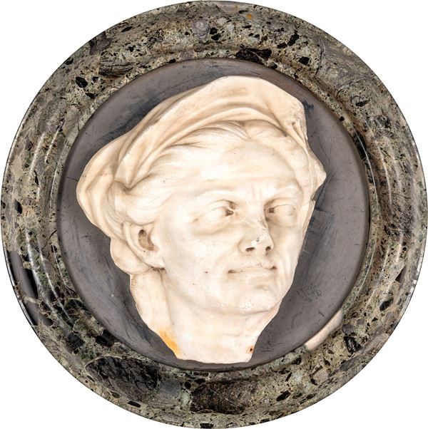 Antico frammento di testa muliebre in bassorilievo di marmo statuario 