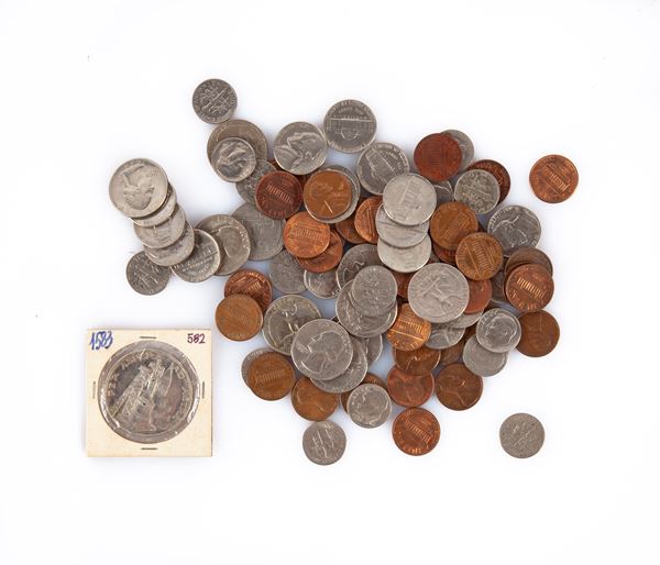 Lotto monete USA: 12 da 1/4 di Dollaro; 19 da 10 cts; 16 da 5 cts; 32 da 1 cts. Medaglia commemorativa dell'allunaggio di Apollo 11 nel Luglio 1969