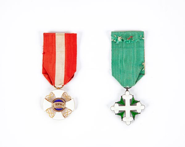 Lotto di 2 onorificenze in metallo dorato e smaltato: Croce da Cavaliere dell'Ordine della Corona d'Italia. Croce da Commendatore Ordine dei Santi Maurizio e Lazzaro. Vittorio Emanuele III (1900-1943) Regno d'Italia