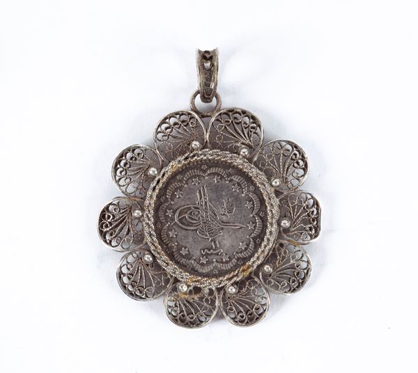Pendente in filigrana d'argento con moneta da 5 Piastre (1293-11) Abdul Amid II Impero Ottomano Turchia