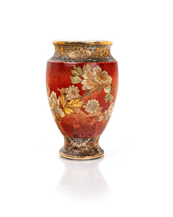 Vaso in ceramica Kutani "red ground", Giappone