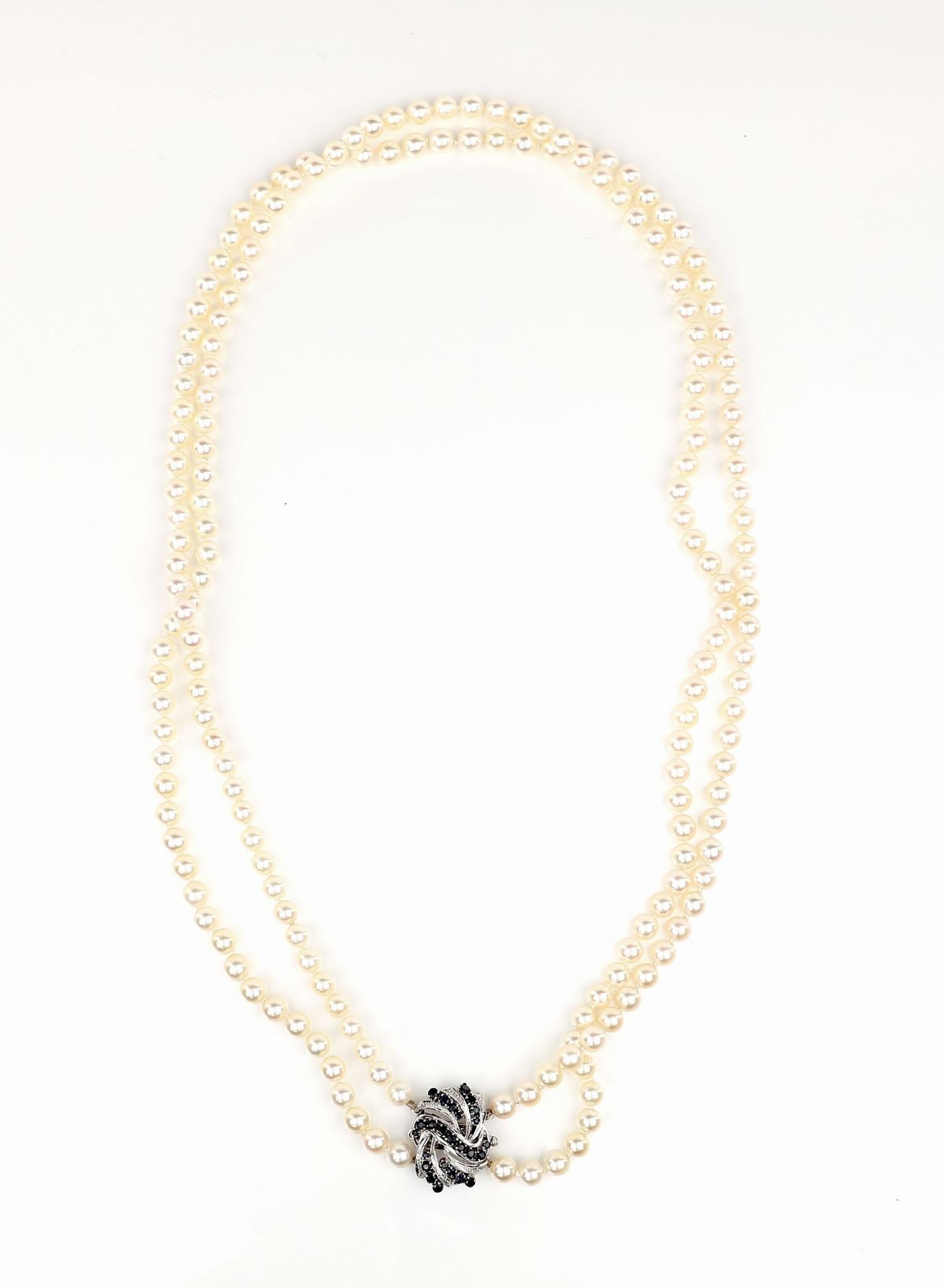 Collana a Due Fili di Perle con Chiusura in Oro e Zaffiri