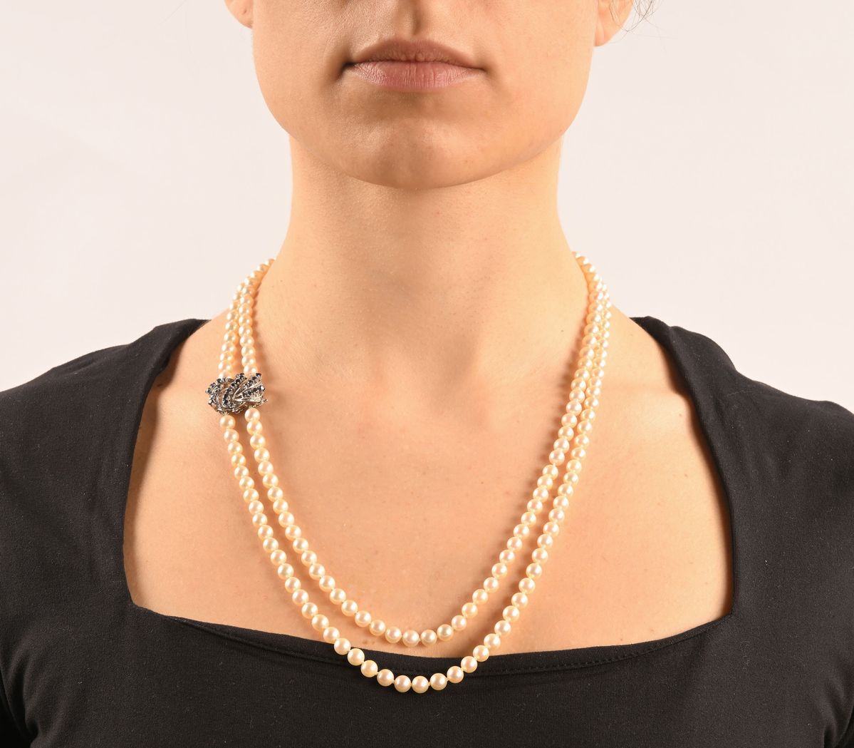 Collana a Due Fili di Perle con Chiusura in Oro e Zaffiri