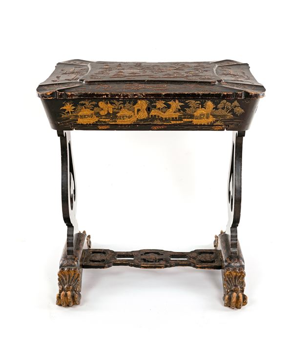 Tavolino da lavoro in legno laccato nero decorato a chinoiséries dorate, XIX secolo