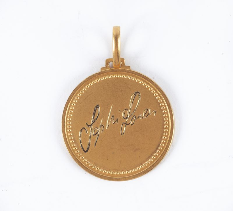 Medaglietta in Oro 750/000 con Inciso Sophia Loren "questi Fantasmi 1967"