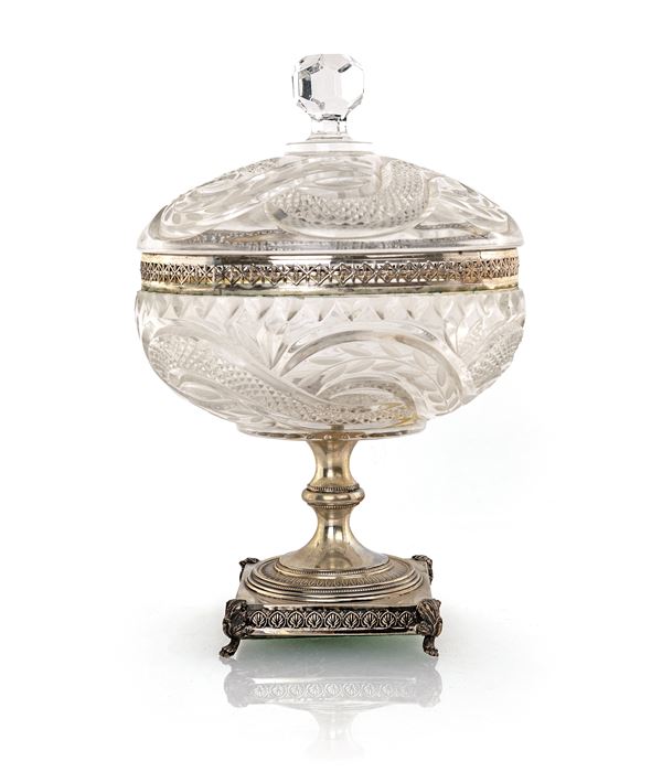 Coppa in vetro intagliato con coperchio montata in argento