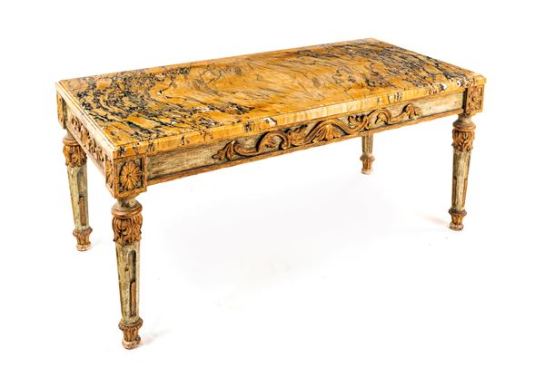 Tavolino basso in legno dipinto e dorato con piano lastronato in marmo giallo  - Asta Antiquariato - Mobili, Sculture e Oggetti d'Arte. - Casa d'Aste Arcadia