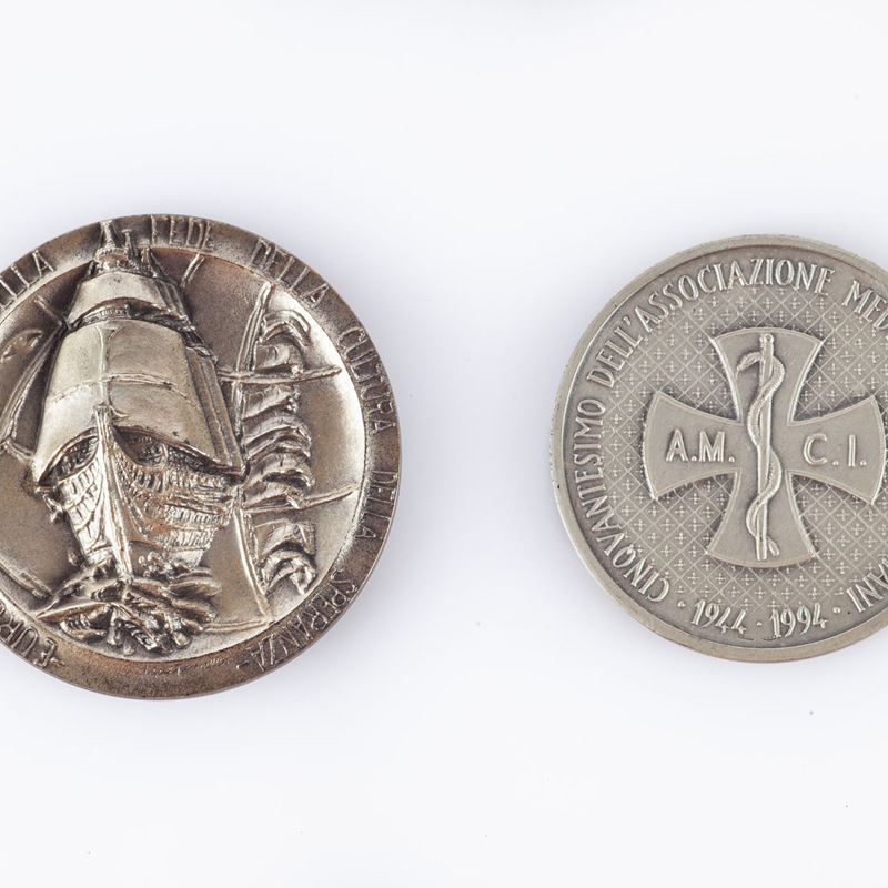 2 Medaglie in Argento 800/000: Europa e Natale di Roma 1973-2726 e 50° Dell'associazione Medici C...