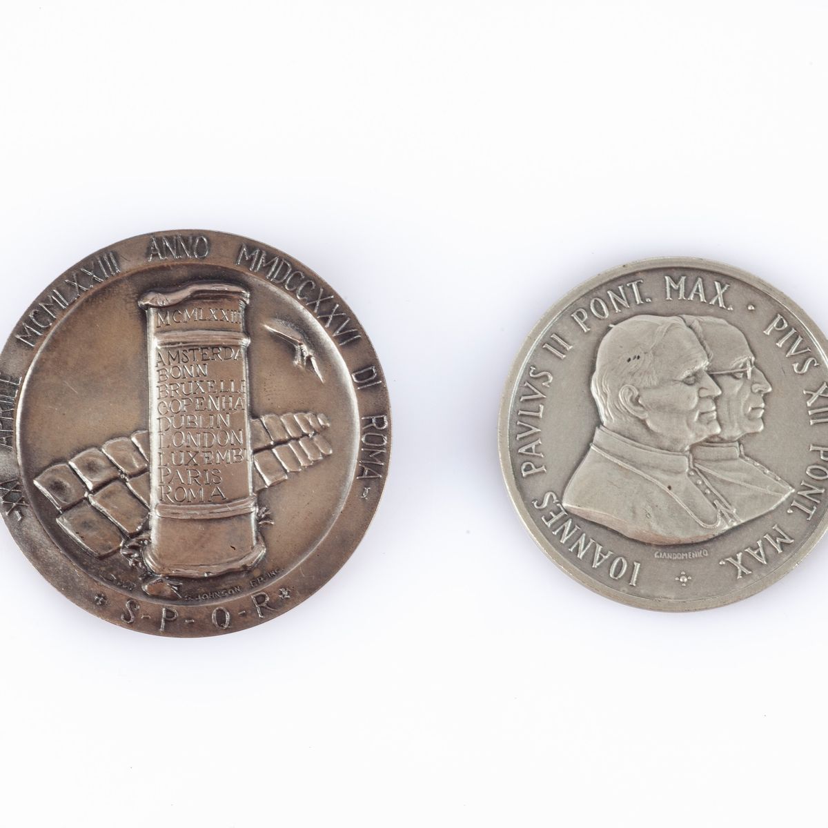 2 Medaglie in Argento 800/000: Europa e Natale di Roma 1973-2726 e 50° Dell'associazione Medici C...