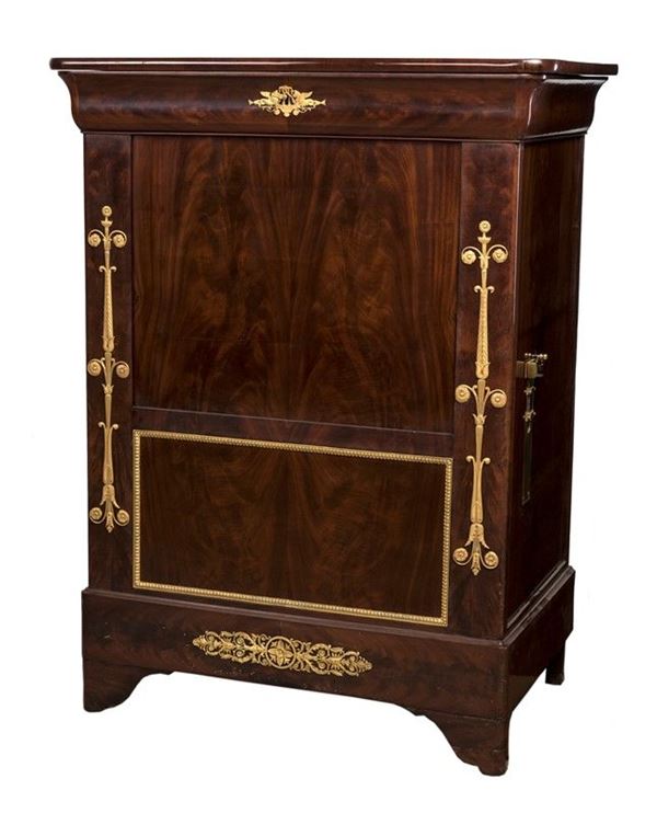 RARISSIMO SECRETAIRE MUSICALE IN PIUMA DI MOGANO CON BRONZI CESELLATI E DORATI PRIMA META&#39; DEL XIX SECOLO.
