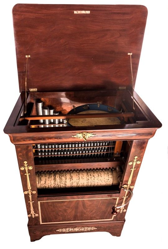 Rarissimo Secretaire Musicale in Piuma di Mogano con Bronzi Cesellati e Dorati Prima Meta' del XI...