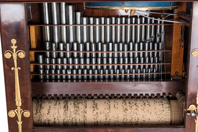 Rarissimo Secretaire Musicale in Piuma di Mogano con Bronzi Cesellati e Dorati Prima Meta' del XI...