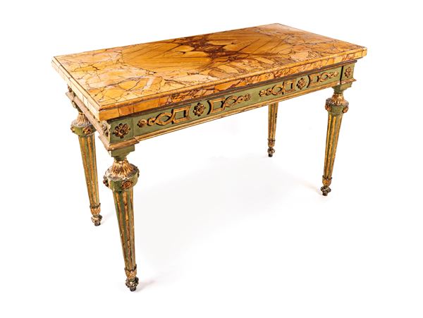 Tavolo da centro in legno laccato verde pastello, dorato lungo i profili ed i rilievi ornamentali, fine del XVIII secolo