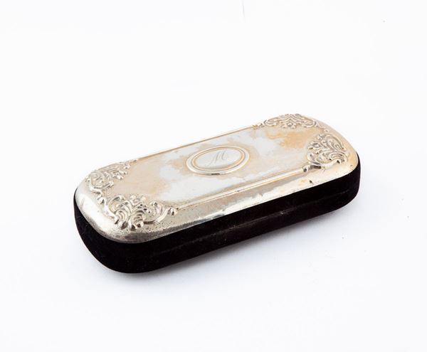 Astuccio porta occhiali rivestito in velluto con copertura in lamina d'argento 925, Padova, Anni Settanta  - Asta Argenti Antichi e da Collezione - Casa d'Aste Arcadia