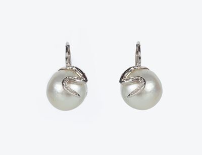 Coppia di Orecchini in Oro, Perle e Brillanti.