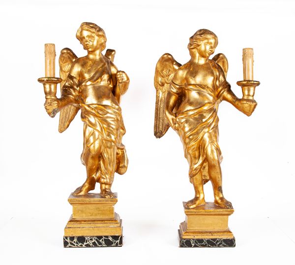 Coppia di angeli reggicero in legno dorato, XVIII secolo