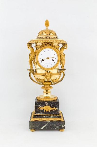 Elegante e Raro Orologio Periodo Impero (1804-1815), in Bronzo Dorato e Riccamente Ornato