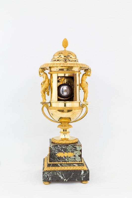Elegante e Raro Orologio Periodo Impero (1804-1815), in Bronzo Dorato e Riccamente Ornato