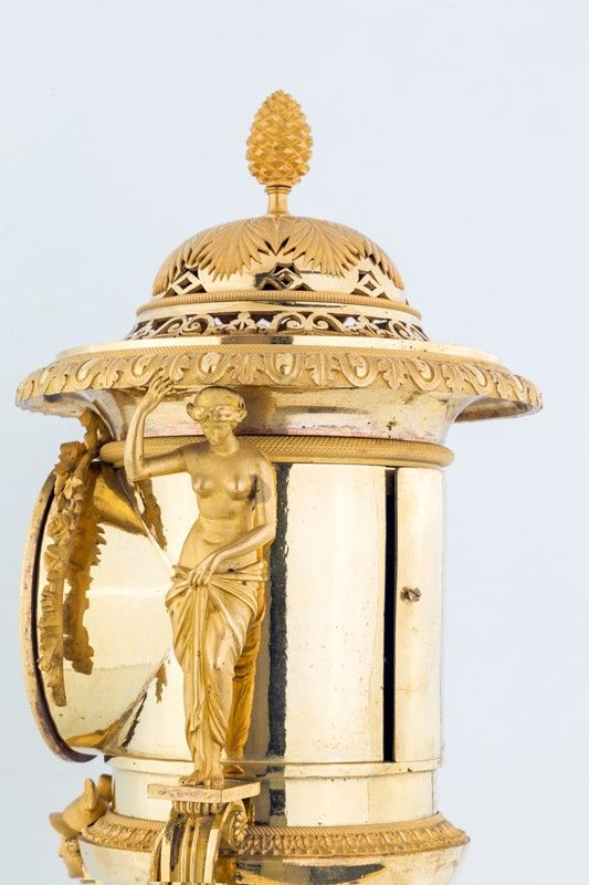 Elegante e Raro Orologio Periodo Impero (1804-1815), in Bronzo Dorato e Riccamente Ornato