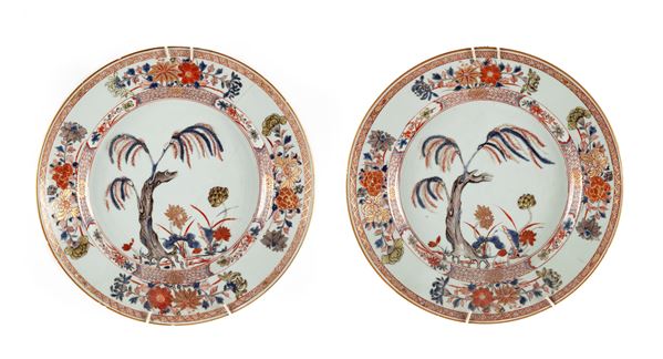 Coppia di antichi piatti in porcellana policroma, Cina, Dinastia Qing
