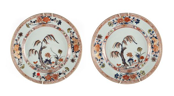 Coppia di antichi piatti in porcellana policroma, Cina, Dinastia Qing