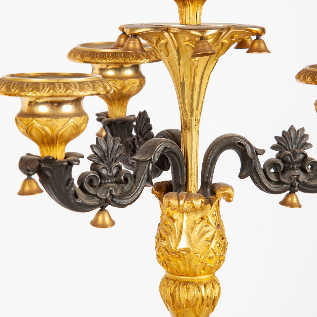 Coppia di Candelabri in Bronzo Dorato e Brunito D'epoca Impero a Quattro Luci
