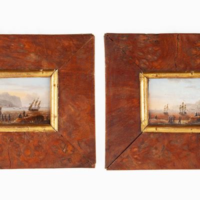 Coppia di Dipinti in Miniatura Raffiguranti Marine con Velieri e Personaggi
