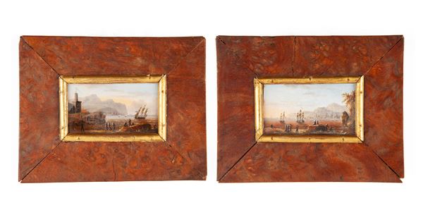Pittore del XVIII secolo - Coppia di dipinti in miniatura raffiguranti marine con velieri e personaggi