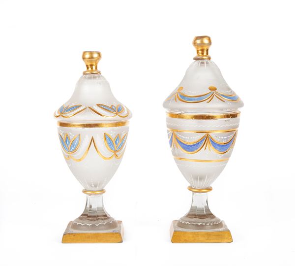 Due vasi simili in vetro opaco dipinto con coperchi