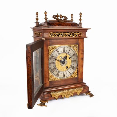Pendola in Radica con Finiture Ornamentali in Bronzo Cesellato e Dorato, XVIII Secolo