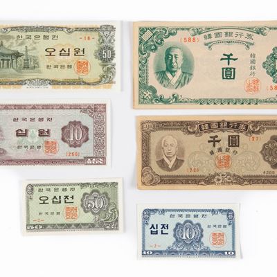 Lotto Cartamoneta Repubblica Corea del Sud: 50 Won 1969 Pavilion And Wongaksa Pagoda; 10 Won 1962...