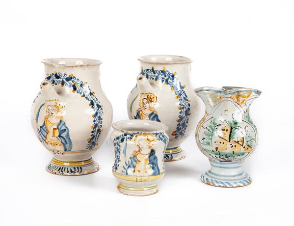 Lotto composto da quattro antiche maioliche dalle analoghe caratteristiche decorative