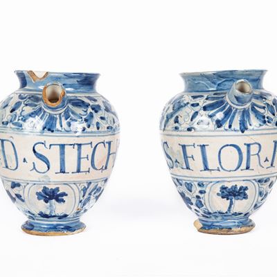 Coppia di Brocche in Maiolica Bianca e Blu, XVIII Secolo
