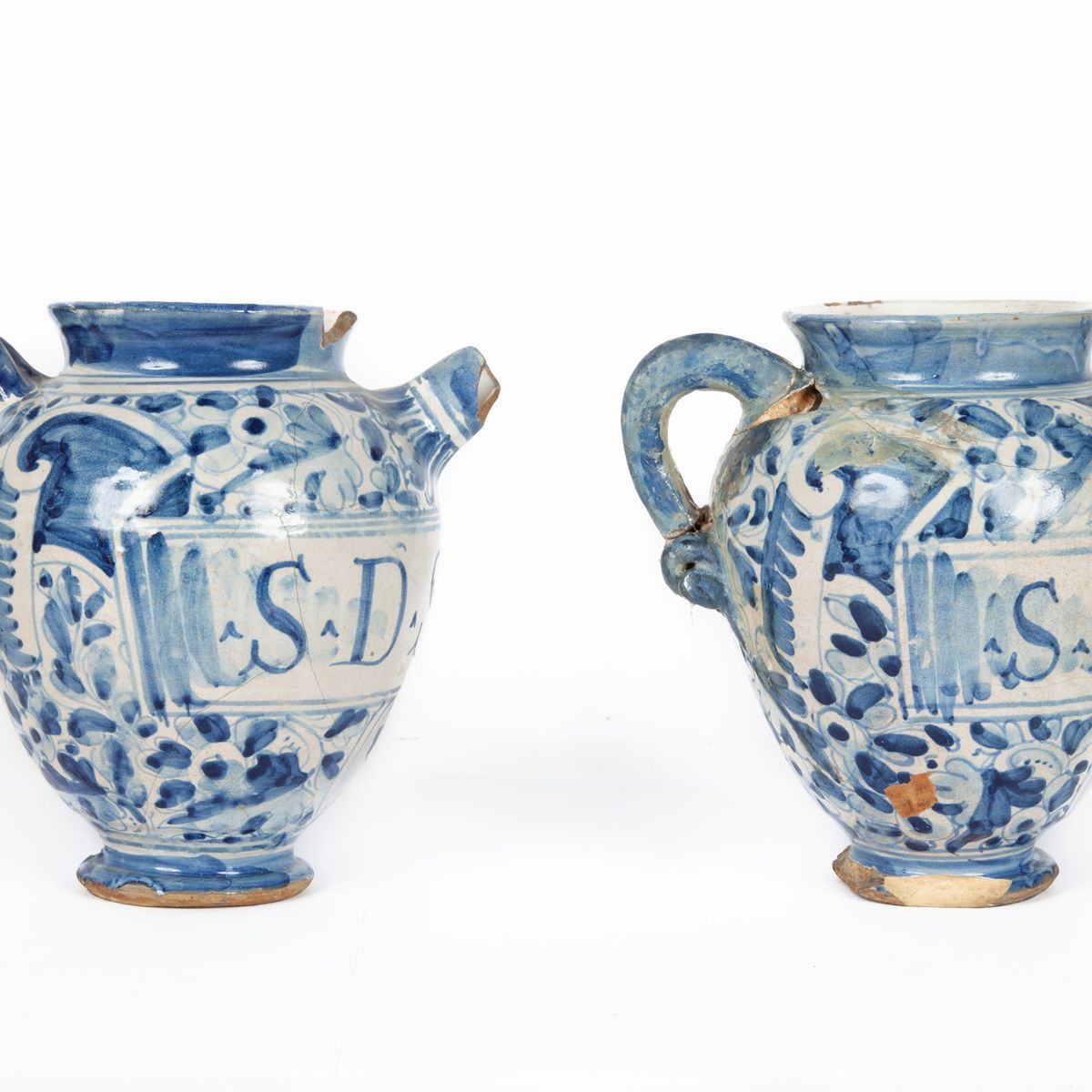 Coppia di Brocche in Maiolica Bianca e Blu, XVIII Secolo
