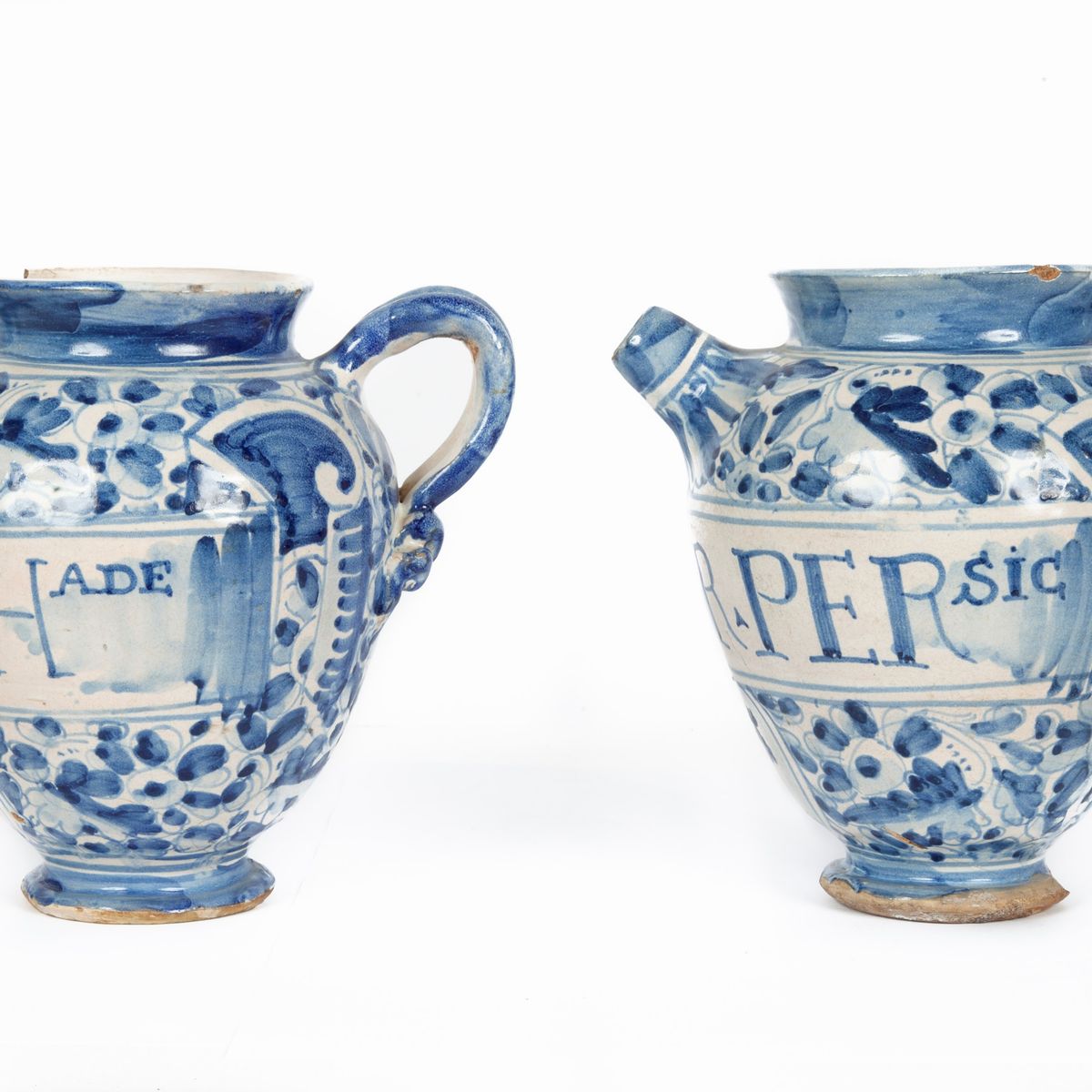 Coppia di Brocche in Maiolica Bianca e Blu, XVIII Secolo