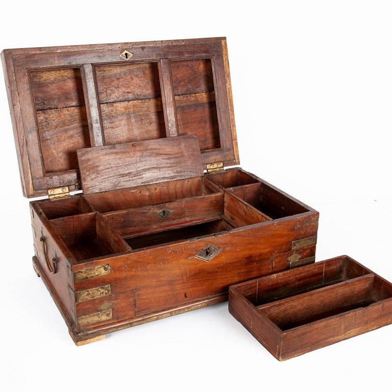 Necessaire da Viaggio in Noce con Finiture Angolari in Ottone, XIX Secolo