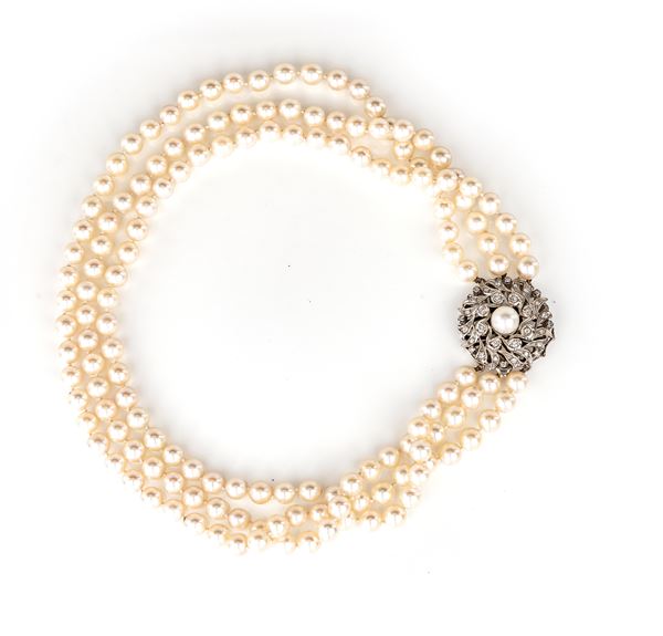 Collana di perle a tre fili con chiusura in oro brillanti e perle