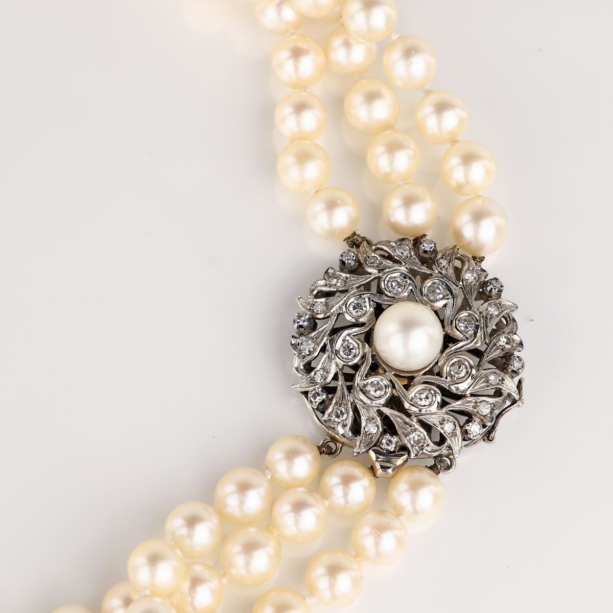 Collana di Perle a Tre Fili con Chiusura in Oro Brillanti e Perle