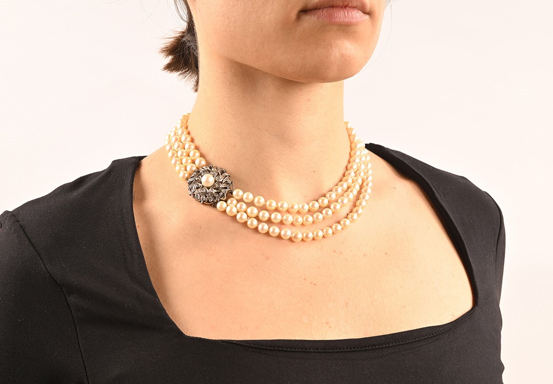Collana di Perle a Tre Fili con Chiusura in Oro Brillanti e Perle