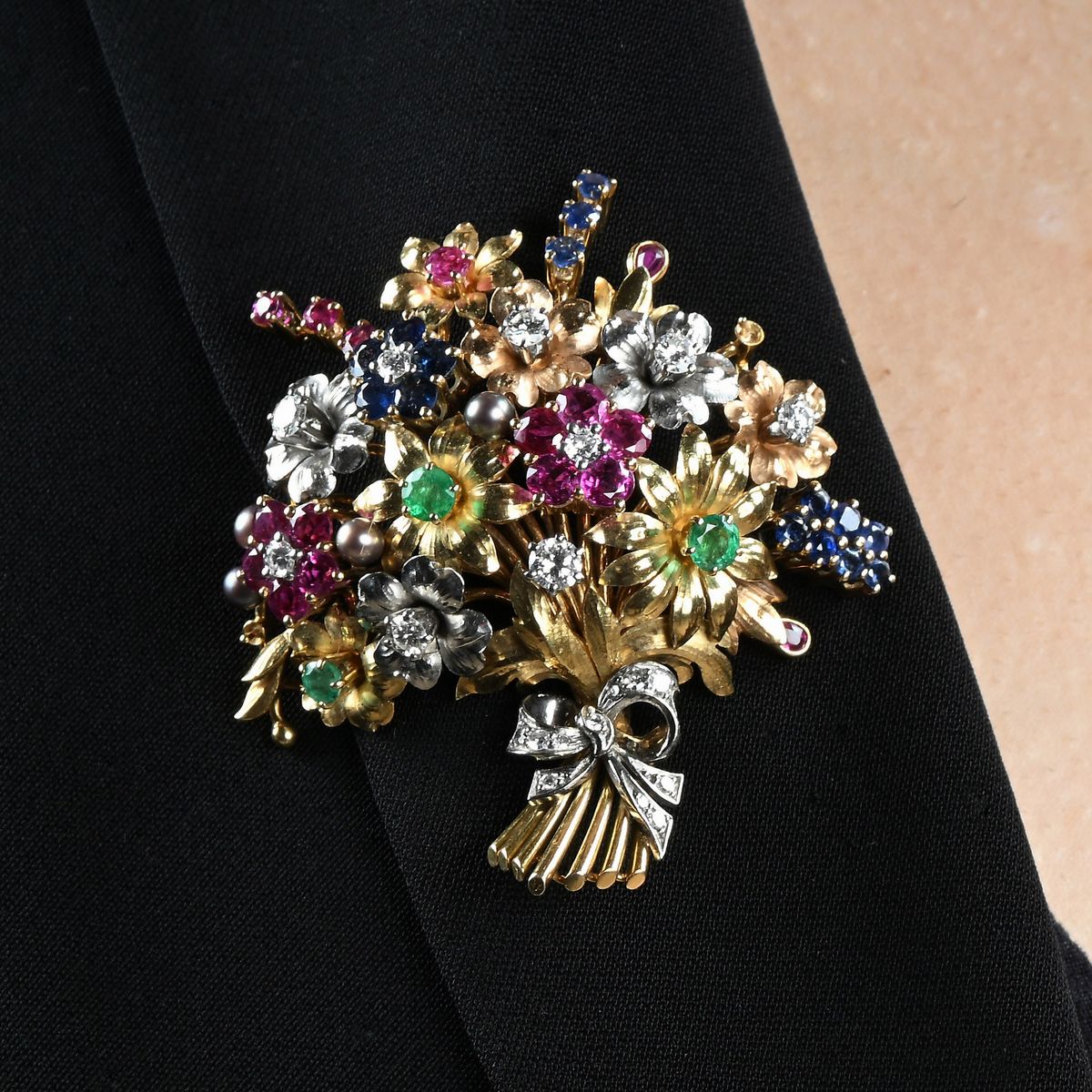 Spilla Mazzo di Fiori in Oro, Zaffiri, Rubini, Smeraldi e Brillanti