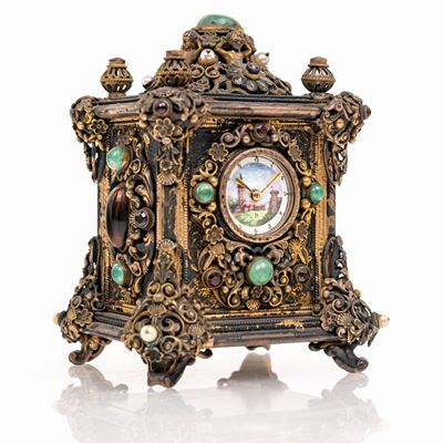 Cappuccina in Metallo Dorato con Gemme Verdi e Perline