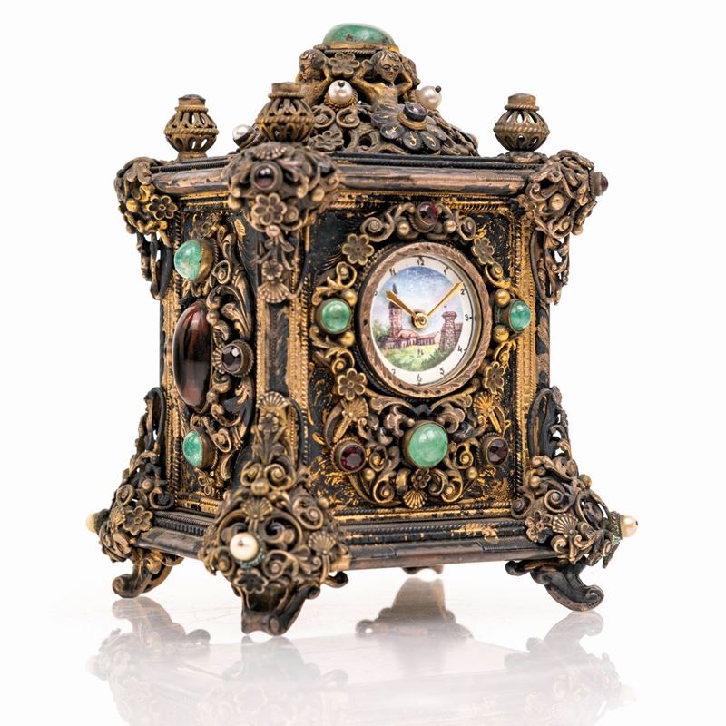 Cappuccina in Metallo Dorato con Gemme Verdi e Perline