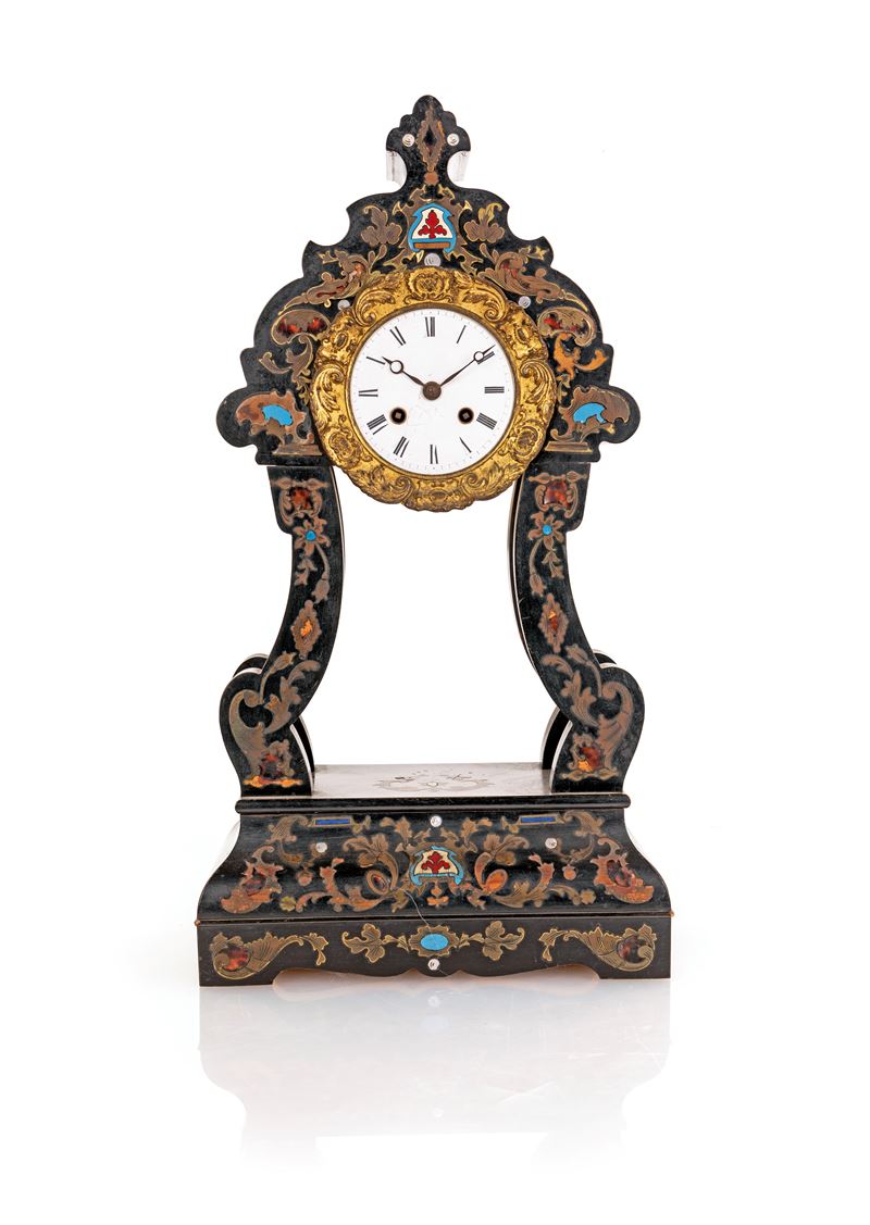 Pendola a portico da tavolo francese in legno ebanizzato con inserti in bronzo e smalti. Meccanis...