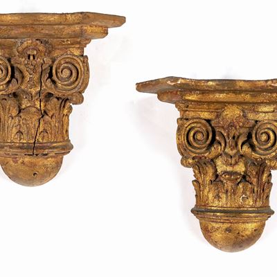 Coppia di Mensole in Legno Intagliato e Dorato a Forma di Capitello, XIX Secolo