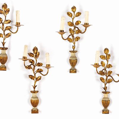 Quattro Appliques a Due Luci in Legno Laccato e Dorato
